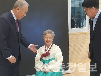 ▲ 충북 진천군 이월농협 이준희 조합장(왼쪽)이 원로 조합원을 위로하는 모습.