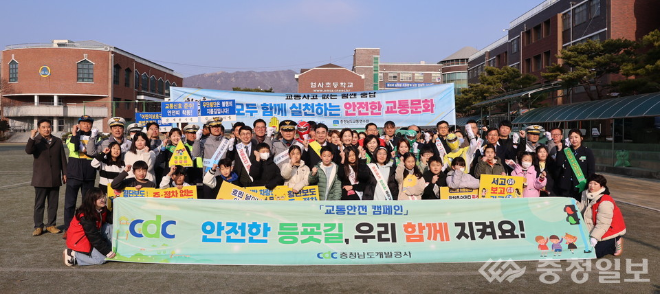 ▲ 교통사고 예방 합동캠페인. 사진 중앙 이응우 계룡시장