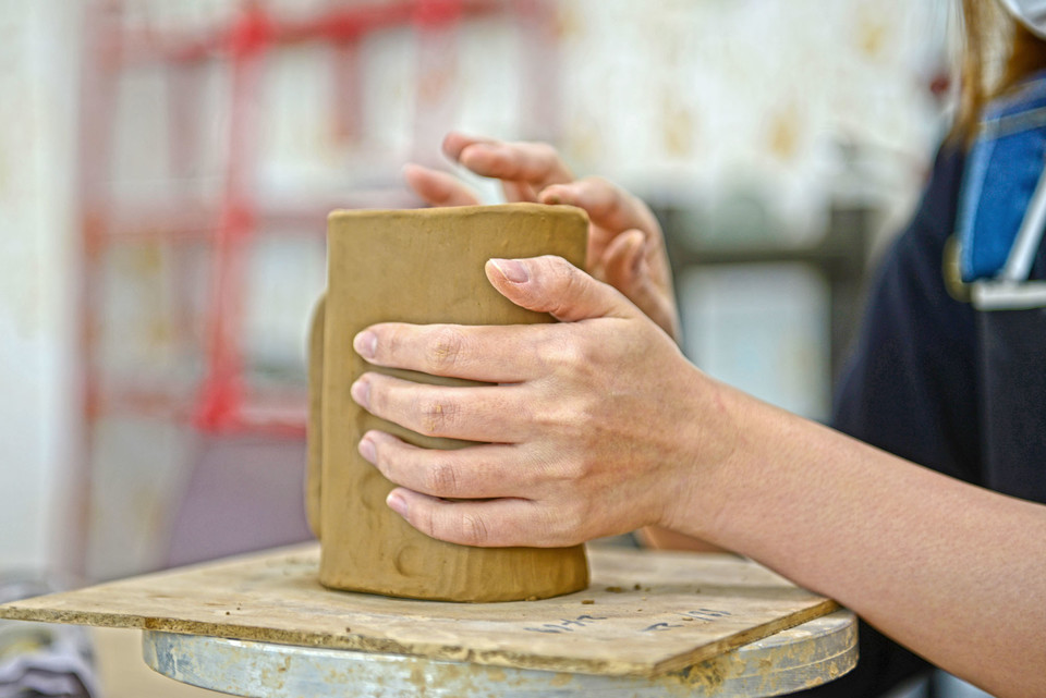 ▲ 단양군 대강면 방곡리에서 도자기 체험을 하고 있는 방문객. 사진=단양군제공