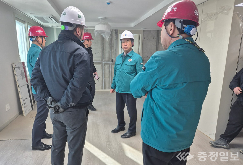 ▲ 이재명 의장 등 군의원들이 지난 19일 충북 진천군 진천읍 교성지구 풍림아이원 건립 현장을 둘러보고 있다.