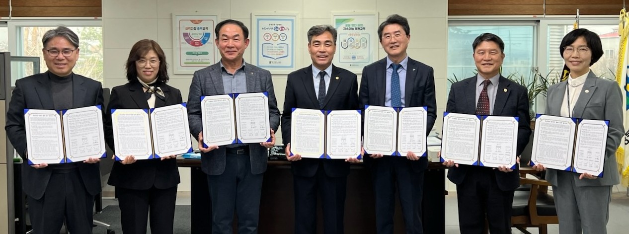 ▲ 한국환경공단 인재개발원과 제천교육청, 제천지역 5개 초등학교가 ‘늘봄학교 범정부 협력’ 업무협약을 하고 있다. 사진=제천교육지원청제공