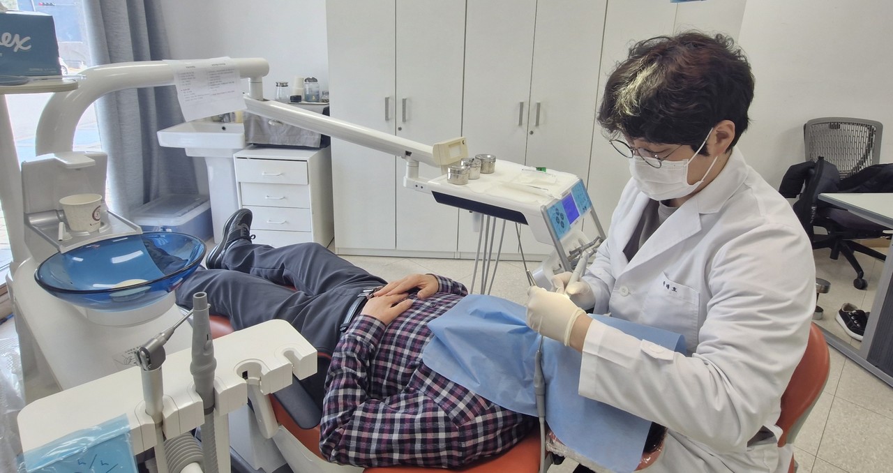 ▲ 단양군보건의료원에서 한 주민이 무료 스케일링을 하고 있다. 사진=단양군제공