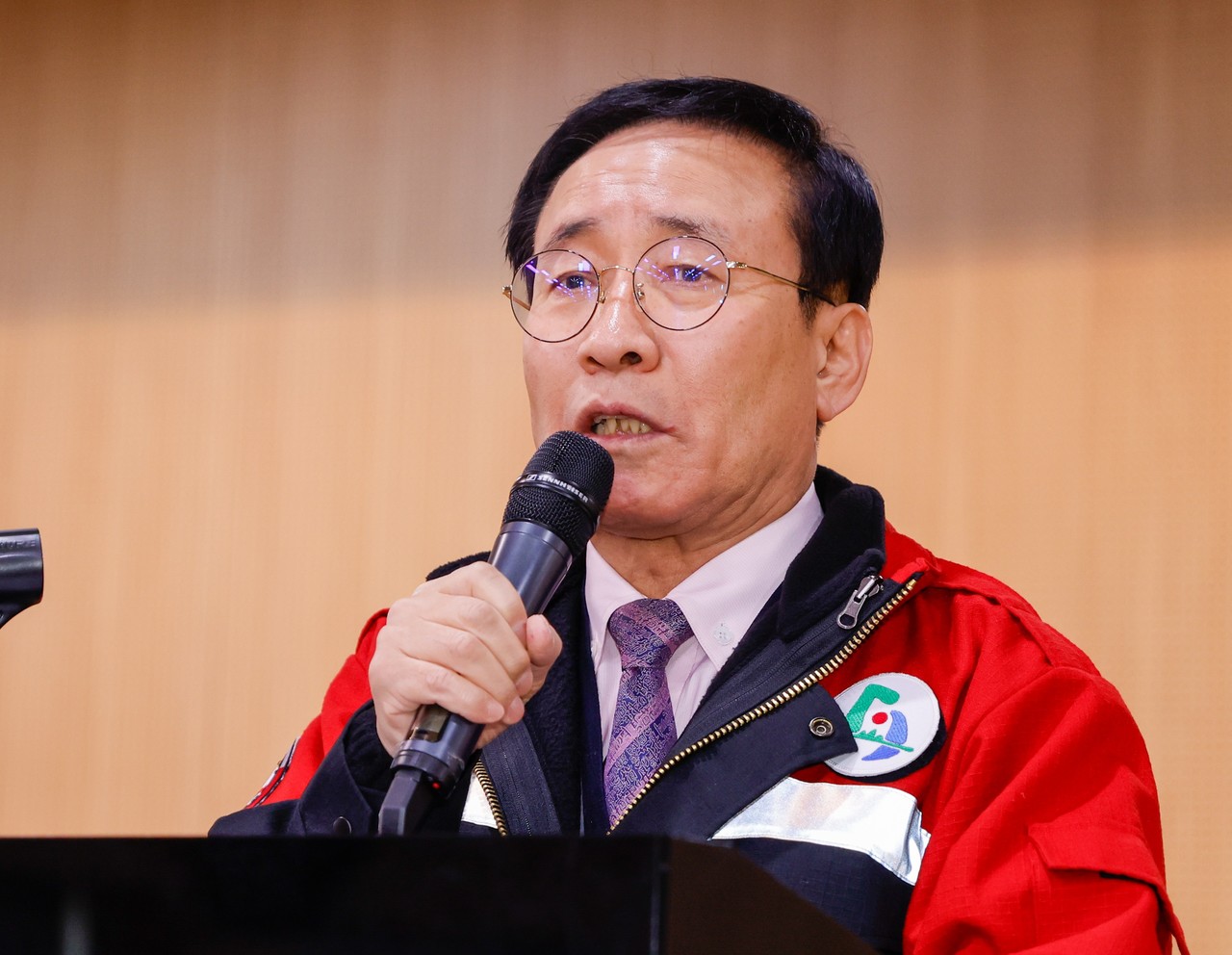 ▲ 25일 오후 정부가 산불재난 국가위기경보를 ‘심각’ 단계로 격상하자 김문근 군수가 산불 예방에 군정을 집중하도록 ‘군수 특별지시’를 시달하고 있다. 사진=단양군제공