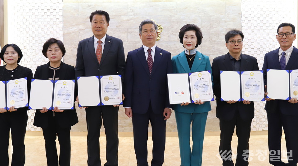 ▲ 이재명 의장(가운데)이 26일 충북 진천군의회 소회의실에서 2024회계년도 결산검사위원 6명에게 위촉장을 전달한 뒤 기념촬영하고 있다.