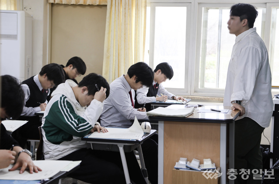 3월 전국연합학력평가가 실시된 26일 충청북도 청주시 세광고등학교에서 3학년 학생들이 1교시 시험 시작을 기다리고 있다. 