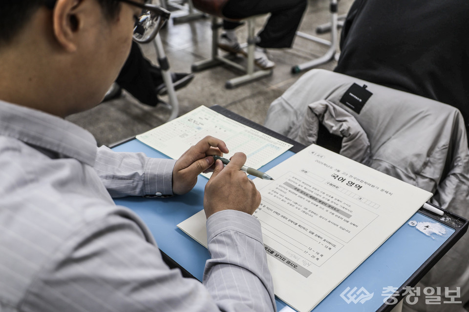 3월 전국연합학력평가가 실시된 26일 충청북도 청주시 세광고등학교에서 3학년 학생들이 1교시 시험 시작을 기다리고 있다. 