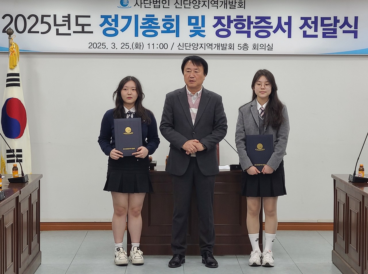 ▲ 이종범 회장(가운데)이 단양고 신예아라, 이서영 학생 대표에게 장학증서를 전달하고 사진촬영을 하고 있다. 사진=단양군제공