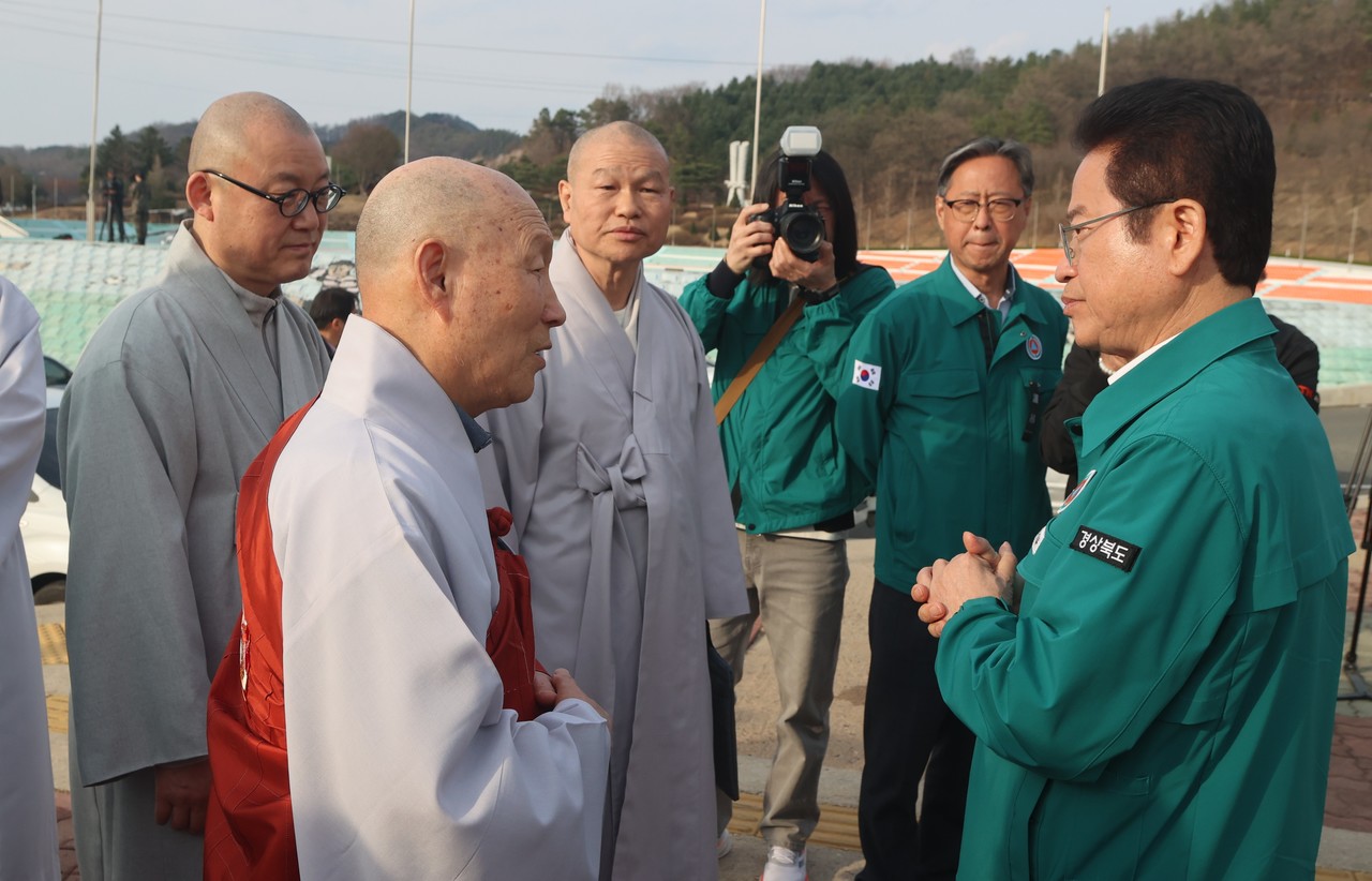 ▲ 대한불교 천태종 총무원장 덕수 스님(앞줄 왼쪽)이 이철우 경북지사(오른쪽)를 만나 격려의 말을 전하고 있다. 사진=구인사제공