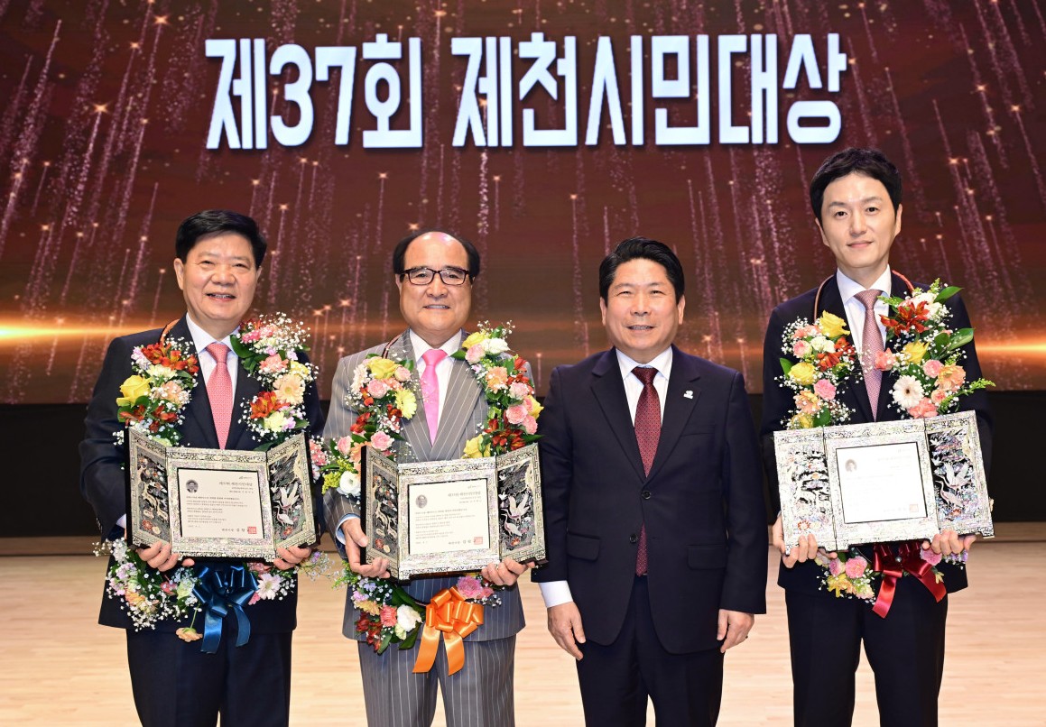 ▲ 지난 1일 제천예술의 전당에서 진행된 제45회 제천시민의 날 기념식에서 시민대상을 수상한 오문수(왼쪽), 조국현(왼쪽 두 번째), 권동현 세명대 총장(오른쪽)이 김창규 시장과 기념촬영을 하고 있다. 사진=제천시제공