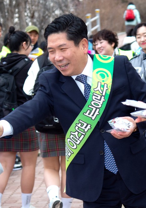 ▲ 캠페인에 참여한 김창규 제천시장. 사진=제천시제공