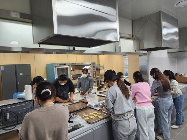 ▲ 쿠키 만들기에 참여한 모습