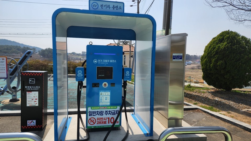 ▲ 서산시가 공영주차장에 설치한 전기차 화재진압용 질식소화덮개(왼쪽) 모습