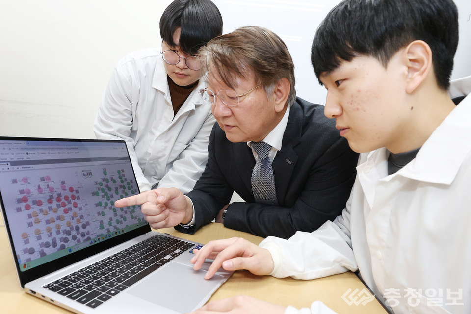 ▲ 왼쪽부터 김하림 박사과정, 이상엽 교수, 김기배 박사