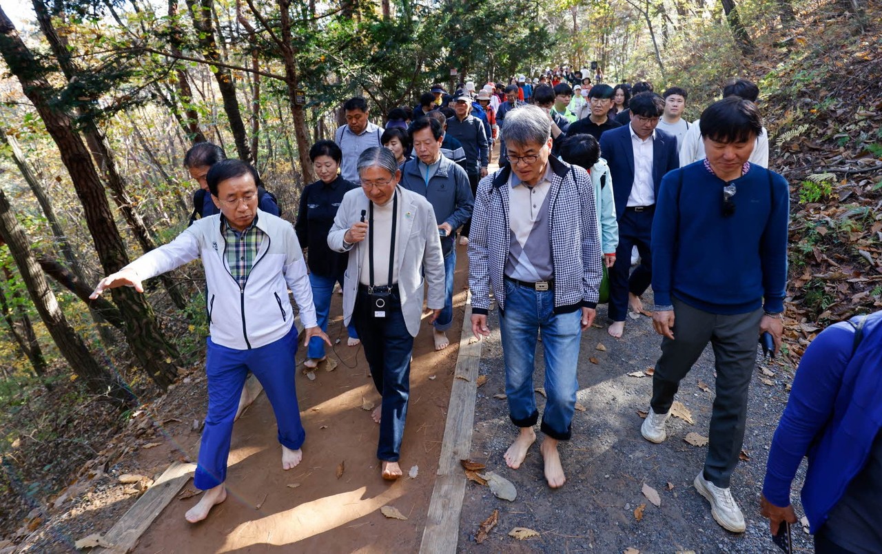 ▲ 김문근 단양군수(왼쪽)가 대성산 산림욕장 황토길 맨발 걷기 행사에 참여한 모습. 사진=단양군제공