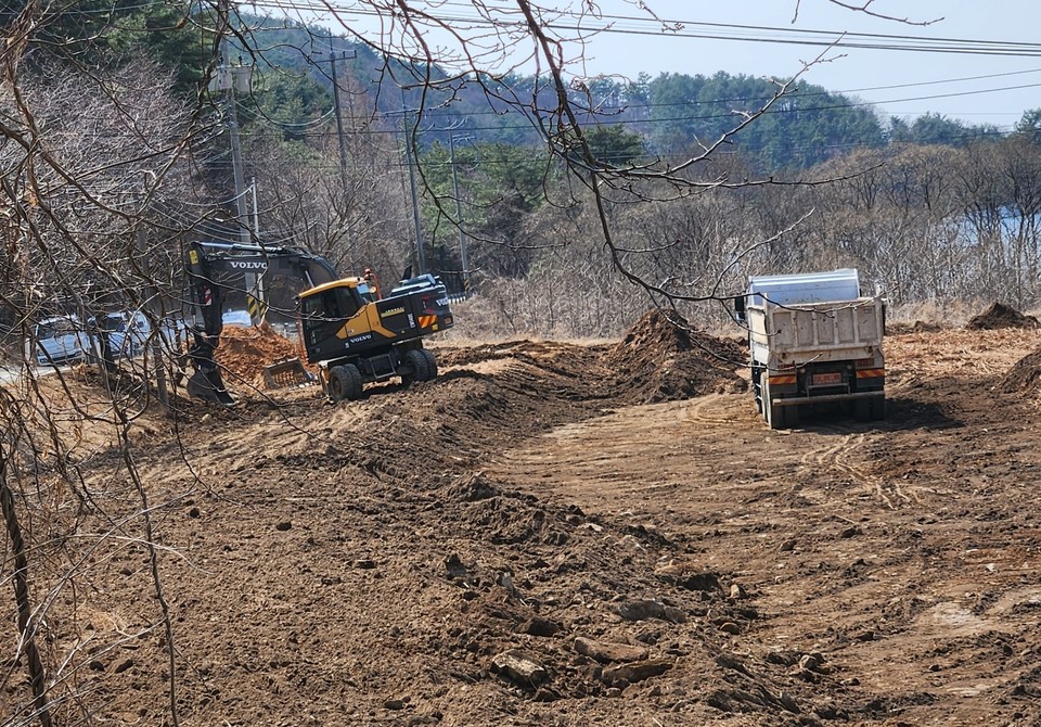 ▲ 서산시 해미면 황락 저수지 상류에서 진행되는 개발행위 장면.
