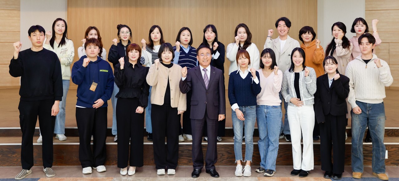 ▲ 8일 김문근 군수(가운데)가 청년 창업자들과 톡톡데이를 마치고 기념촬영을 하고 있다. 사진=단양군제공