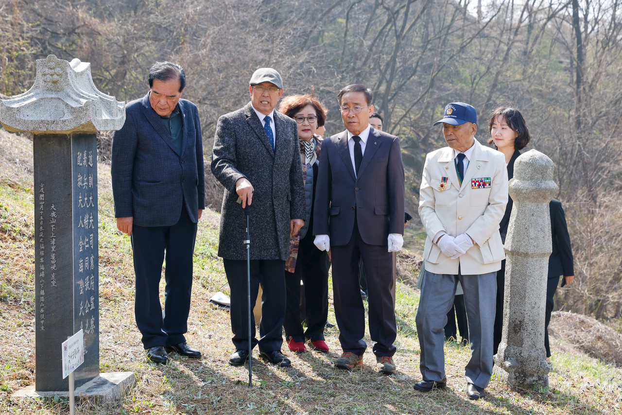 ▲ 김문근 군수와 유족, 보훈단체 등이 부자(父子) 독립유공자 장충식·장익환 지사의 묘소를 둘러보고 있다. 사진=단양군제공