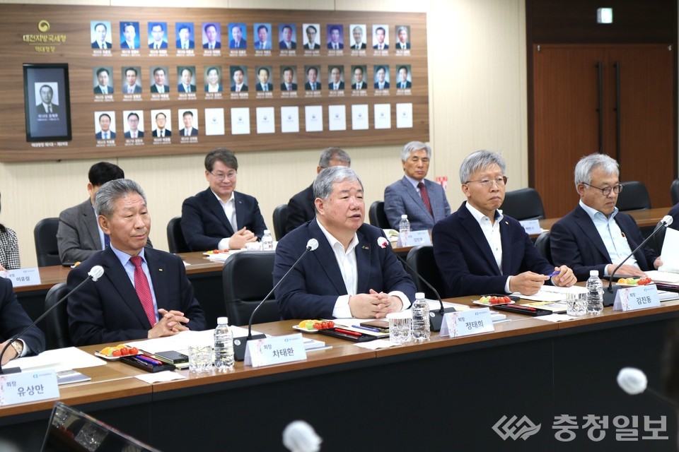 ▲ 앞줄 왼쪽에서 두 번째 대전상의 정태희 회장이 발언하고 있다