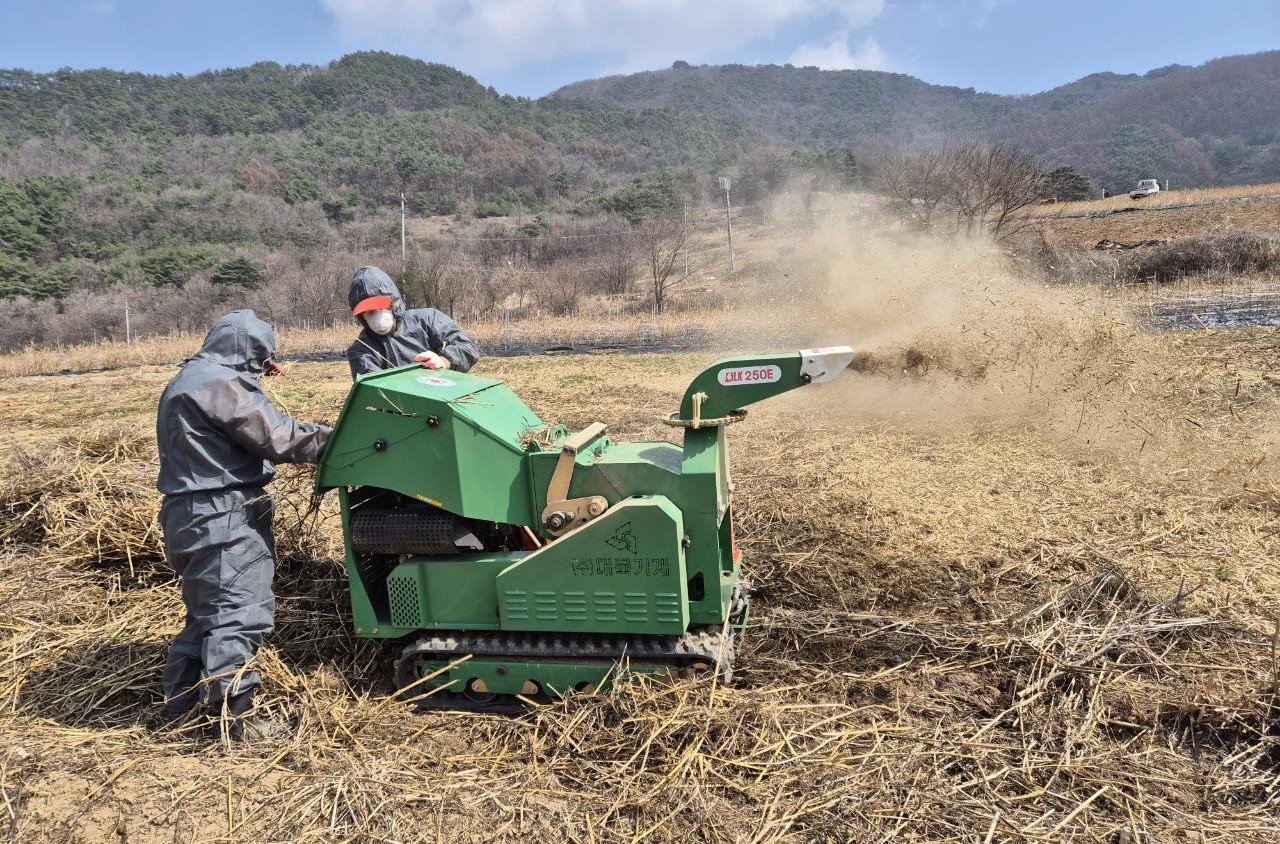 ▲ 가곡면이 영농부산물을 파쇄하고 있다. 사진=단양군제공