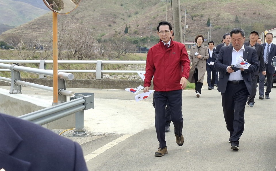 ▲ 이완섭 서산시장이 9일 운산면 용현1리에서 열린 독립운동가 이봉하 선생독립정신계승 3회 서산시민 걷기대회에서 완주 하고 있다.