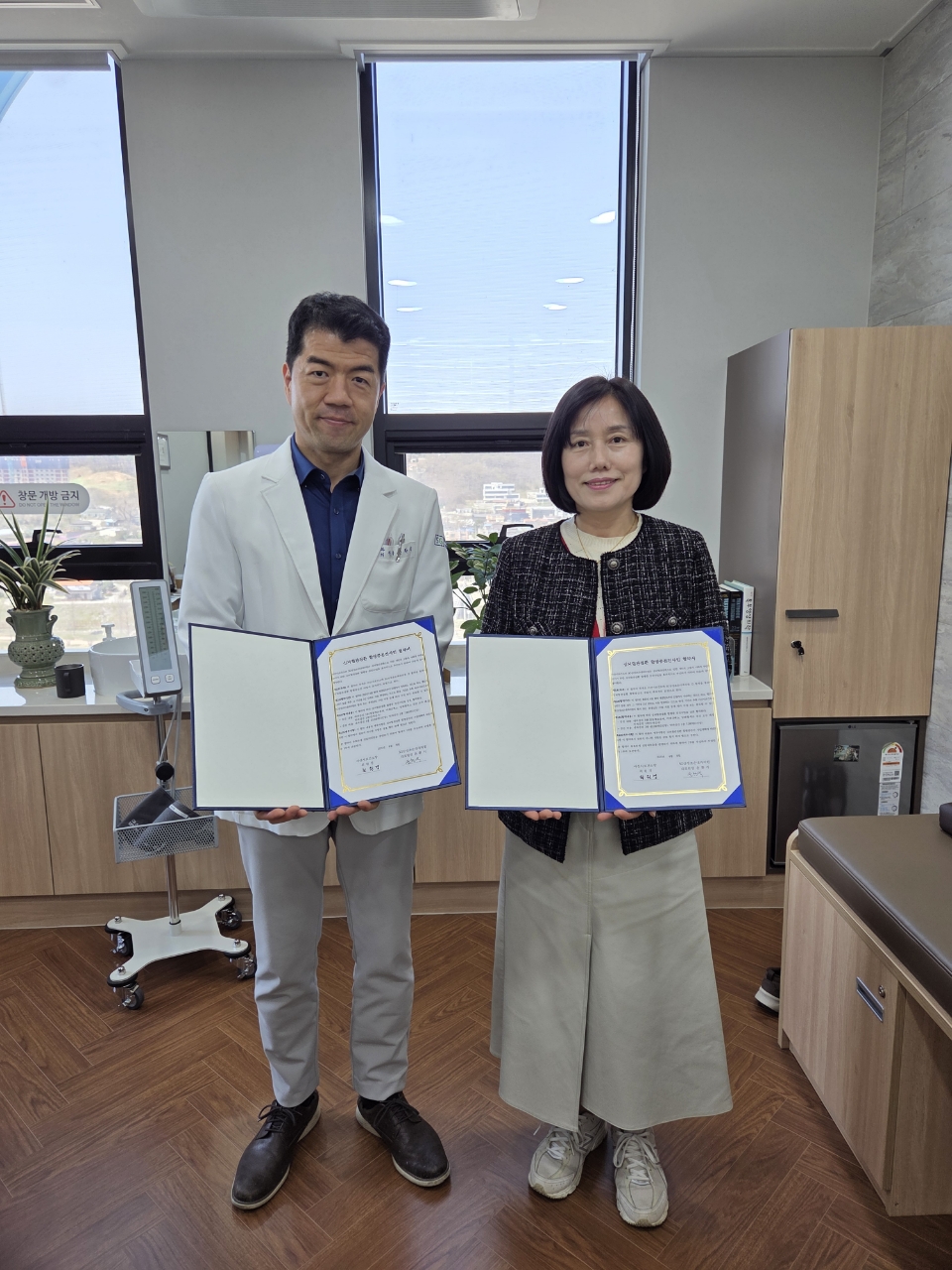 ▲ 아산시보건소가 SG삼성조은내과의원과 심뇌혈관질환 합병증 검진비 지원 의료기관 협약을 체결하고 있다.