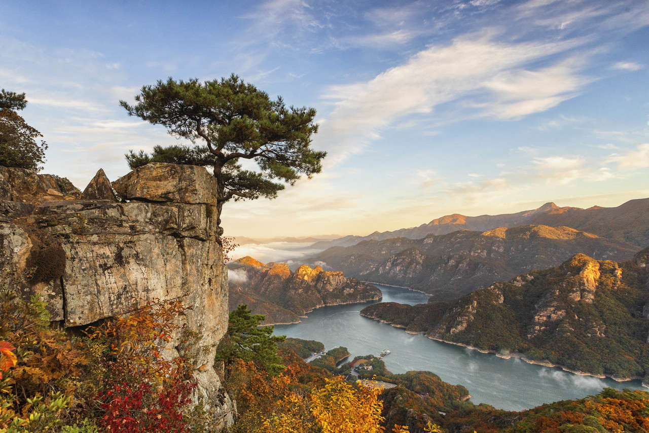 ▲ 유네스코 세계지질공원에 지정된 곳 중 한 곳인 단양 ‘구담봉’ 전경. 사진=단양군제공