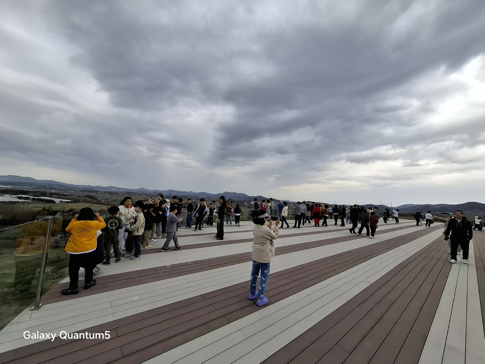 ▲ 지난 12일 서산웰빙산책로 전망대를 찾은  상춘객들