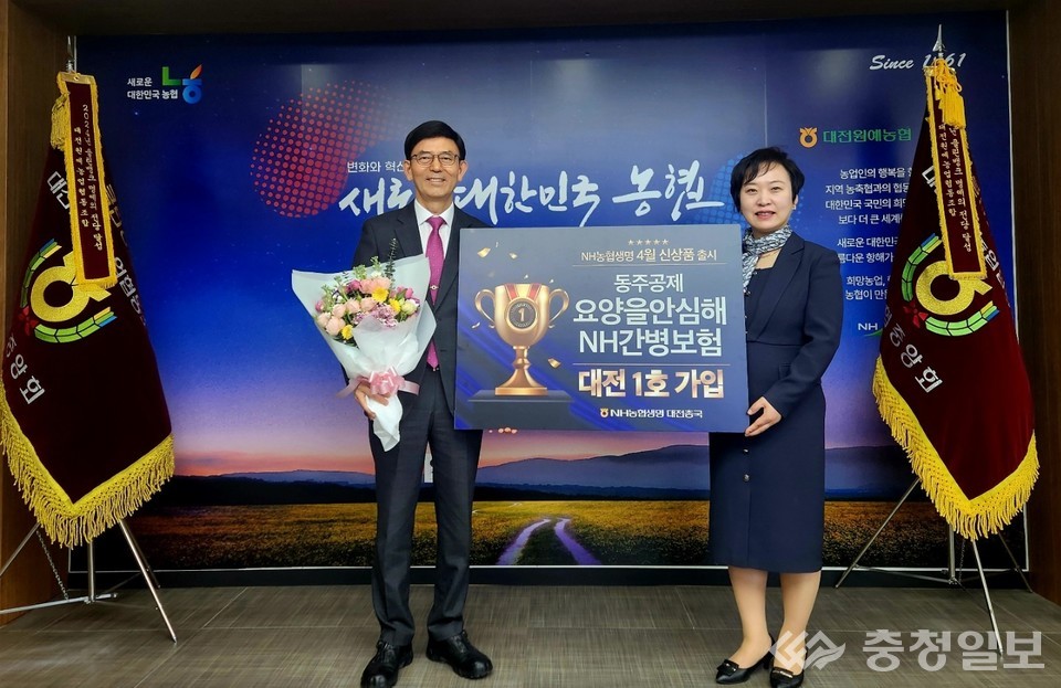 ▲ 왼쪽부터 1호 가입자 이윤천 조합장, 한은진 대전총국장