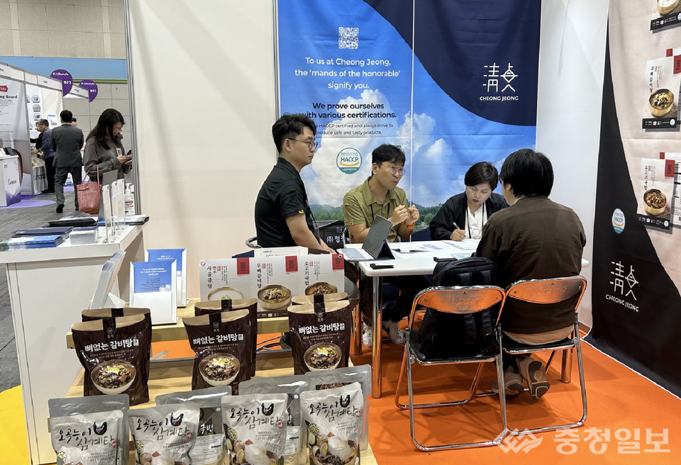 ▲ 일본  '2025 오사카 K-상품 프리미엄 소비재전'에 참가한 충주 지역 중소기업 직원들이 현지 바이어와 수출입 상담을 벌이고 있다.