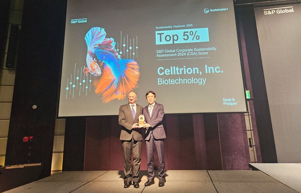 ▲ 이동진 셀트리온 지속가능경영실장(오른쪽)이 15일 서울 중구 웨스틴조선호텔에서 열린 ‘지속가능연감 2025(The Sustainability Yearbook 2025)’ 연례 포럼 시상식에서 트로피를 받고 있다.