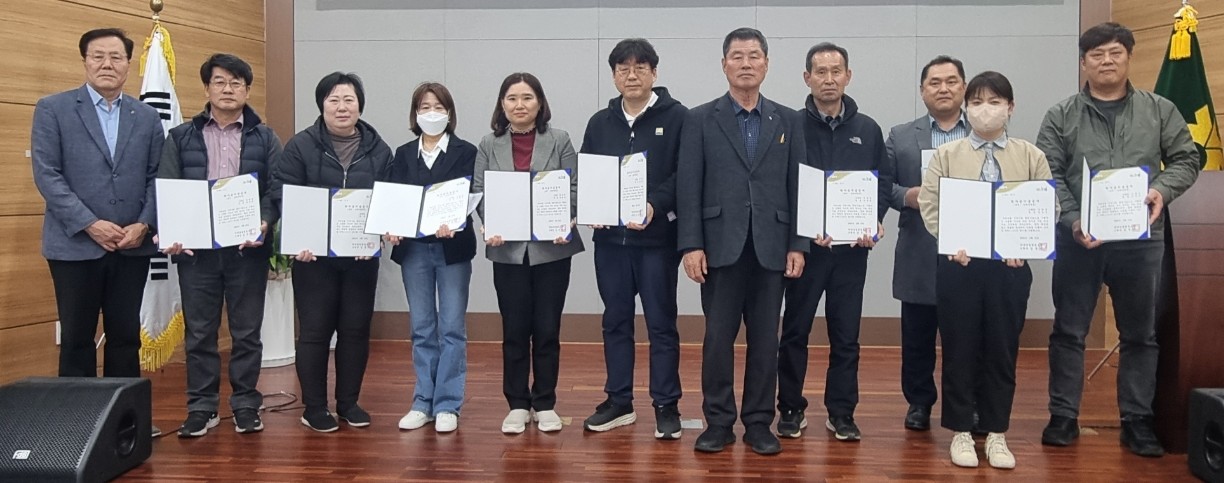 ▲ 김영기 단양농협 조합장(오른쪽 다섯 번째))이 조합원과 준조합원 자녀에게 장학금을 전달하고 사진촬영을 하고 있다. 사진=단양농협제공