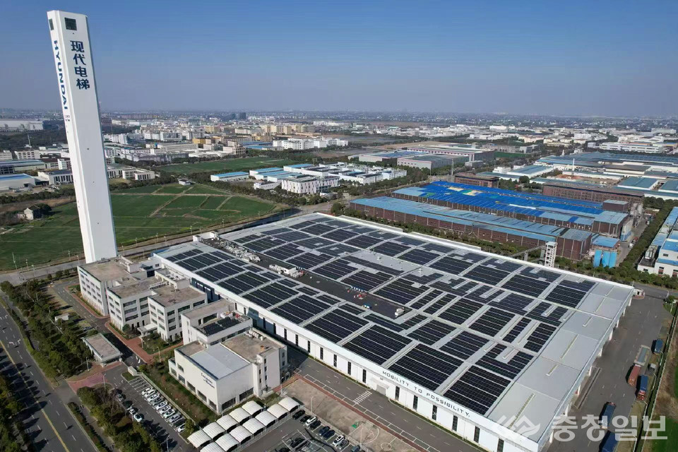 ▲ 공장 지붕에 태양광 발전설비를 설치한 현대엘리베이터 중국 상하이 스마트캠퍼스 모습.