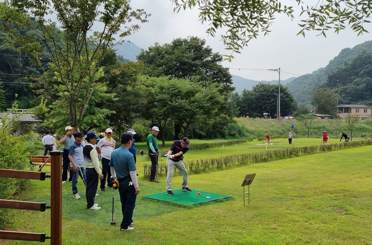 ▲ 제천 청풍호파크골프장에서 파크골프를 즐기고 있는 동호인들 모습. 사진=목성균기자