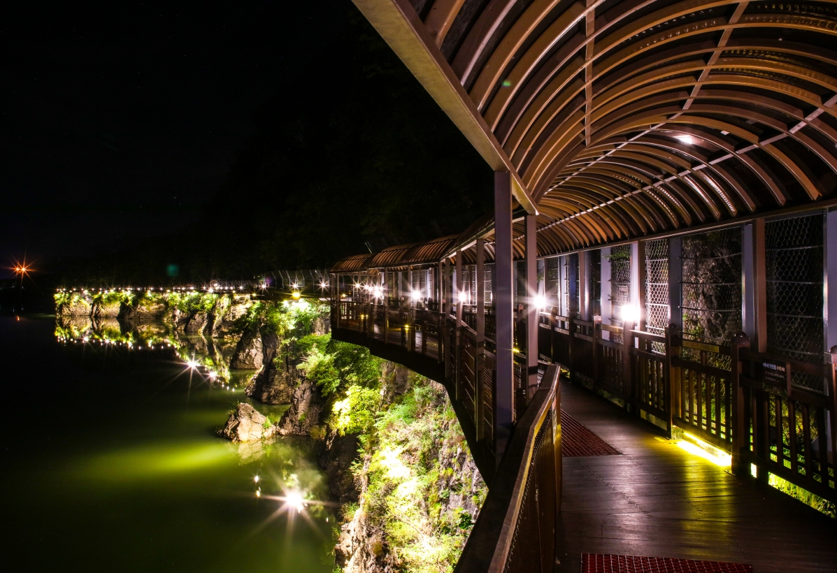 ▲ 단양강 잔도 야경 모습. 사진=단양군제공