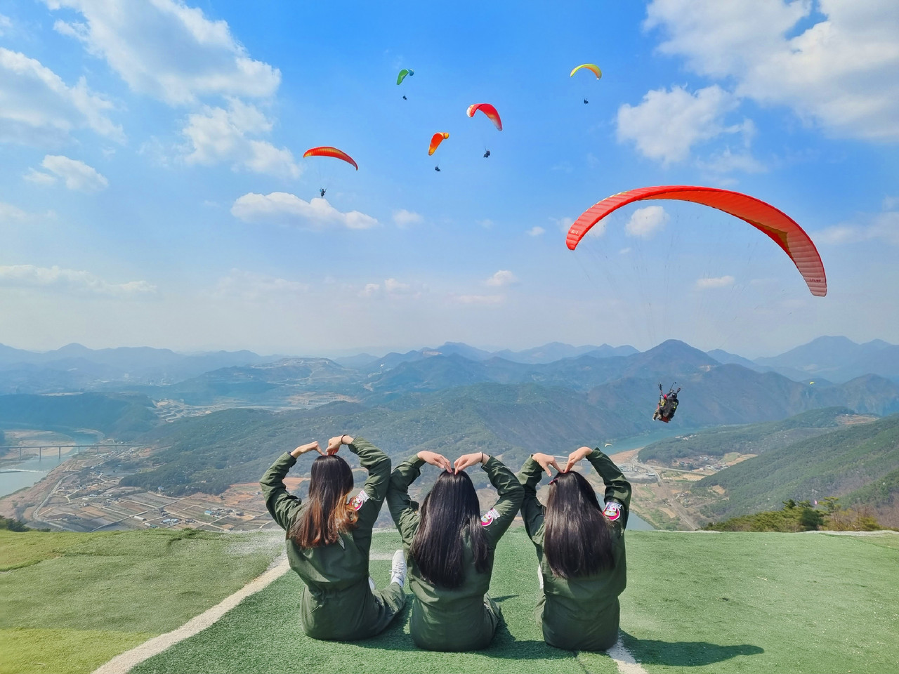 ▲ 단양 가곡면 두산활공장에서 패러글라이딩 비행에 앞서 추억을 담고 있는 방문객들. 사진=패러에반하다제공