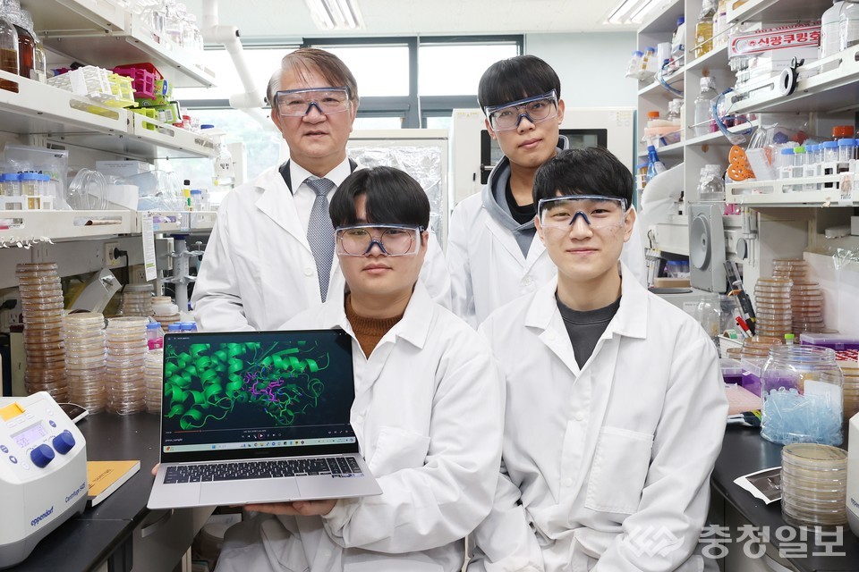 ▲ 왼쪽부터 생명화학공학과 이상엽 교수(위),생명화학공학과 지홍근 박사과정(위),생명화학공학과 김하림 박사과정, 생물공정연구센터 김기배 박사