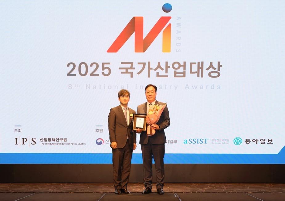 ▲ 서부발전은 17일 서울 서초 엘타워에서 열린 ‘2025 국가산업대상’ 시상식에서 제조품질, 환경경영 부문 대상을 각각 수상했다. 사진은 김평기 서부발전 발전처장(오른쪽)과 심사위원장인 김영규 고려대 경영대 교수가 기념촬영하는 모습