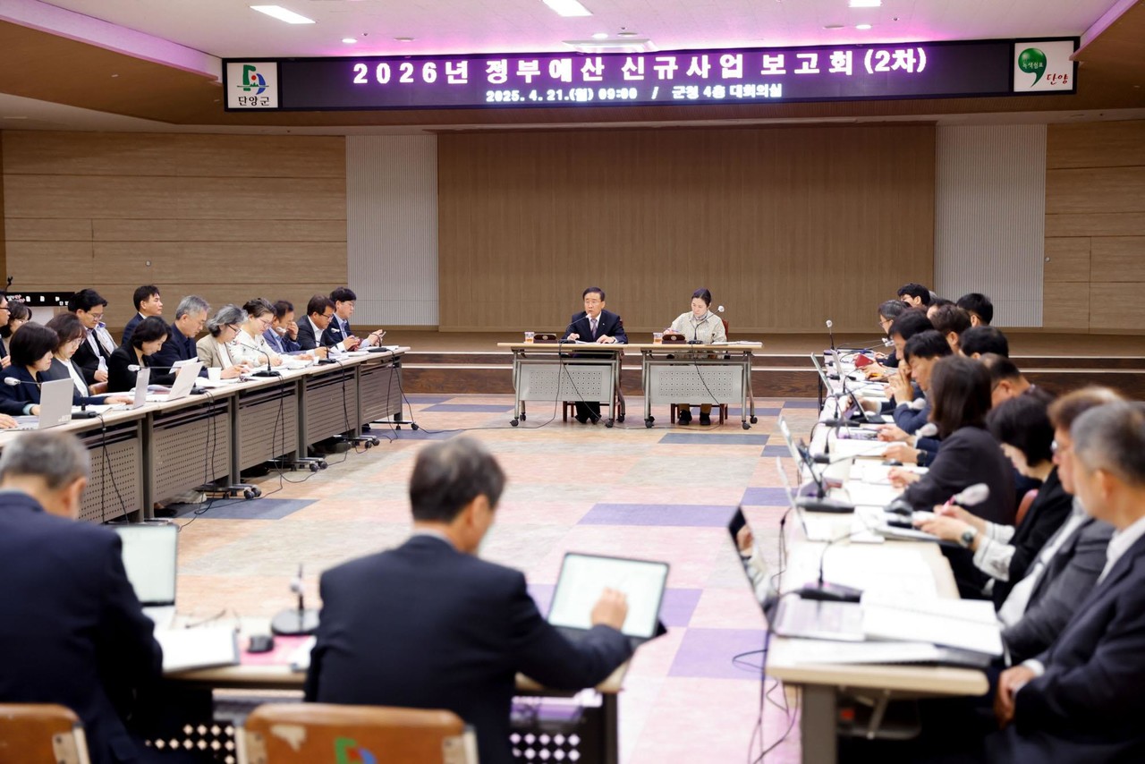 ▲ 단양군이 김문근 군수 주재로 내년도 정부예산 신규사업 2차 보고회를 열고 있다. 사진=단양군제공