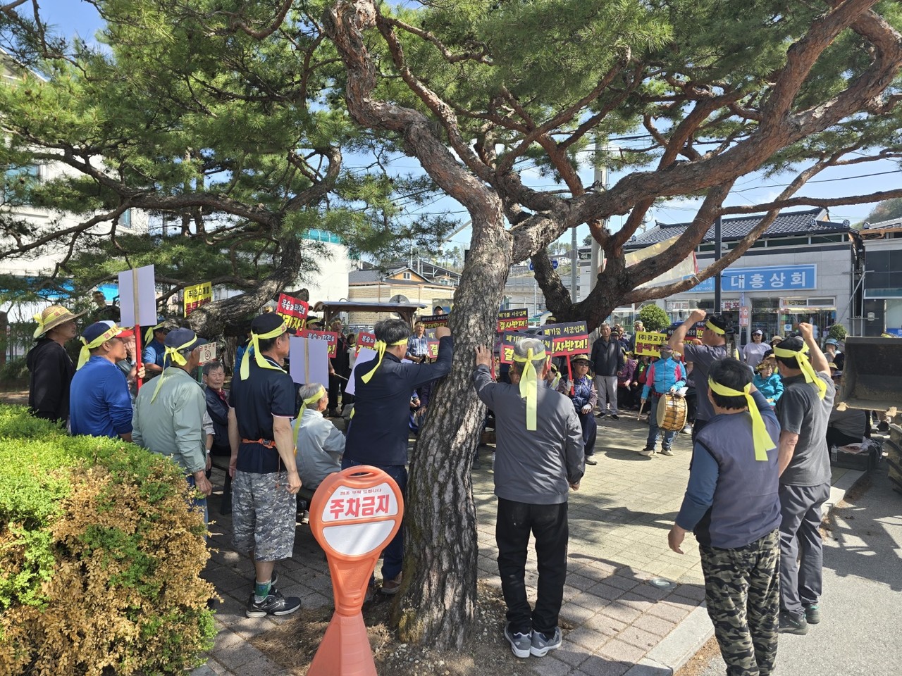 ▲ 지난 21일 봉양읍 주민들이 사업자가 봉양읍행정복지센터에서 열려했던 주민설명회를 막으며 거센 반발을 하고 있다. 이날 주민 반발로 주민설명회는 파행됐다. 사진=독자제공