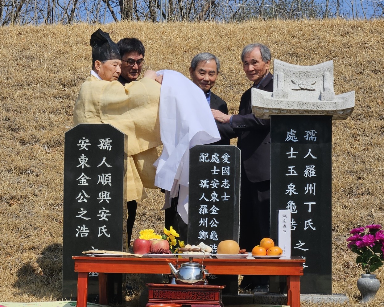 ▲ 윤종섭 제천문화원장과 애국지사 김구호 후손들이 건립된 의병비와 묘소를 둘러보고 있다. 사진=제천문화원제공