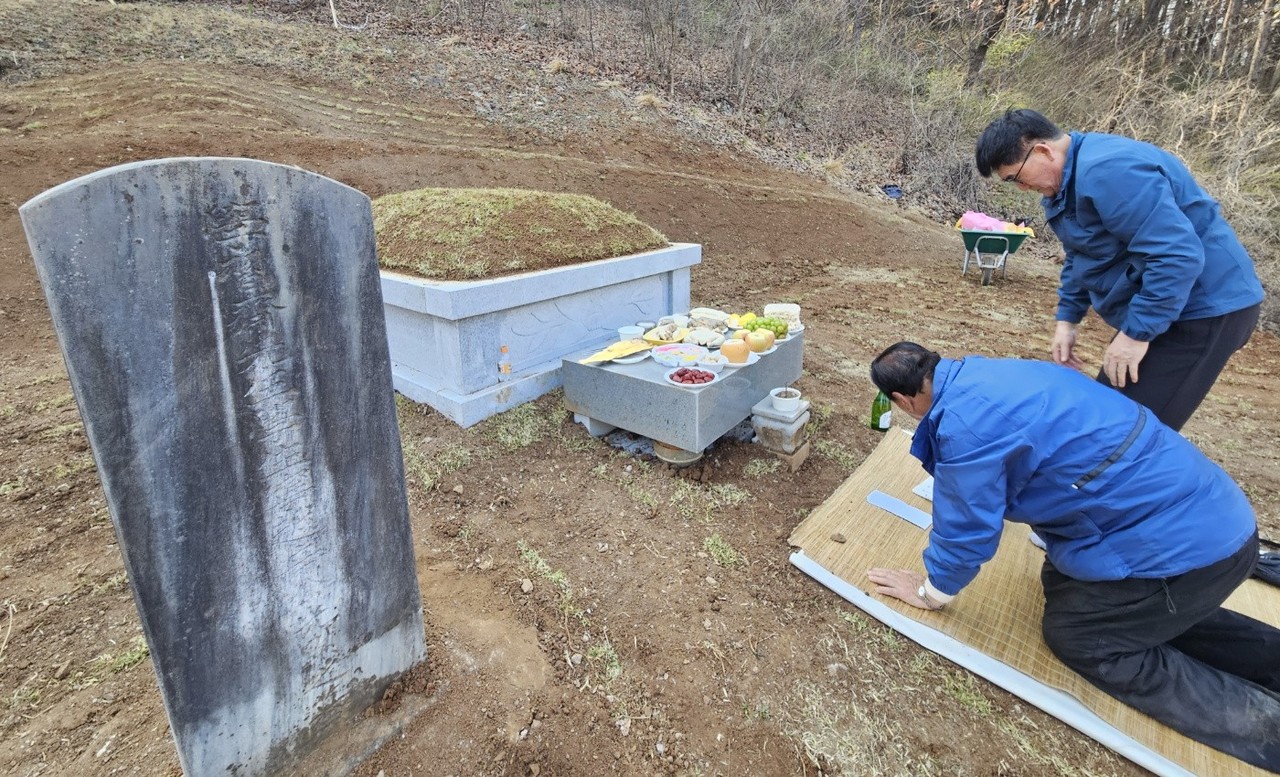 ▲ 윤종섭 제천문화원장(오른쪽)과 신광묵 애국지사 후손과 묘소 정비를 마치고 고유제를 올리고 있다. 사진=제천문화원제공