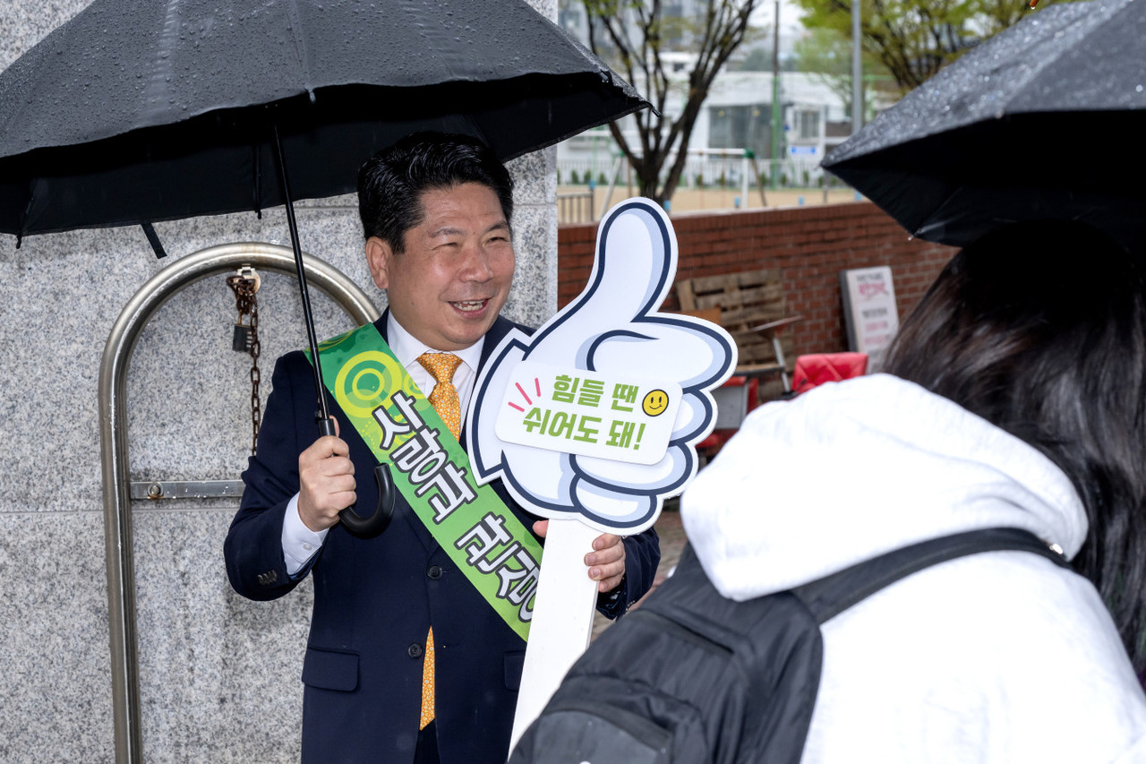 ▲ 김창규 제천시장이 지난 22일 학교폭력예방 캠페인에 참여한 모습. 사진=제천시제공