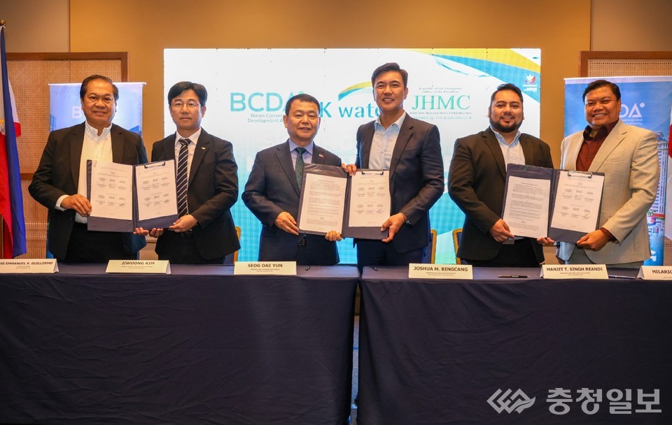 ▲ 윤석대 한국수자원공사 사장(사진 왼쪽 세 번째)이 22일 필리핀 클락에서 기지전환개발청(BCDA)과 그 산하 자회사인 존헤이관리공사(JHMC)와 업무협약을 체결하고 있다