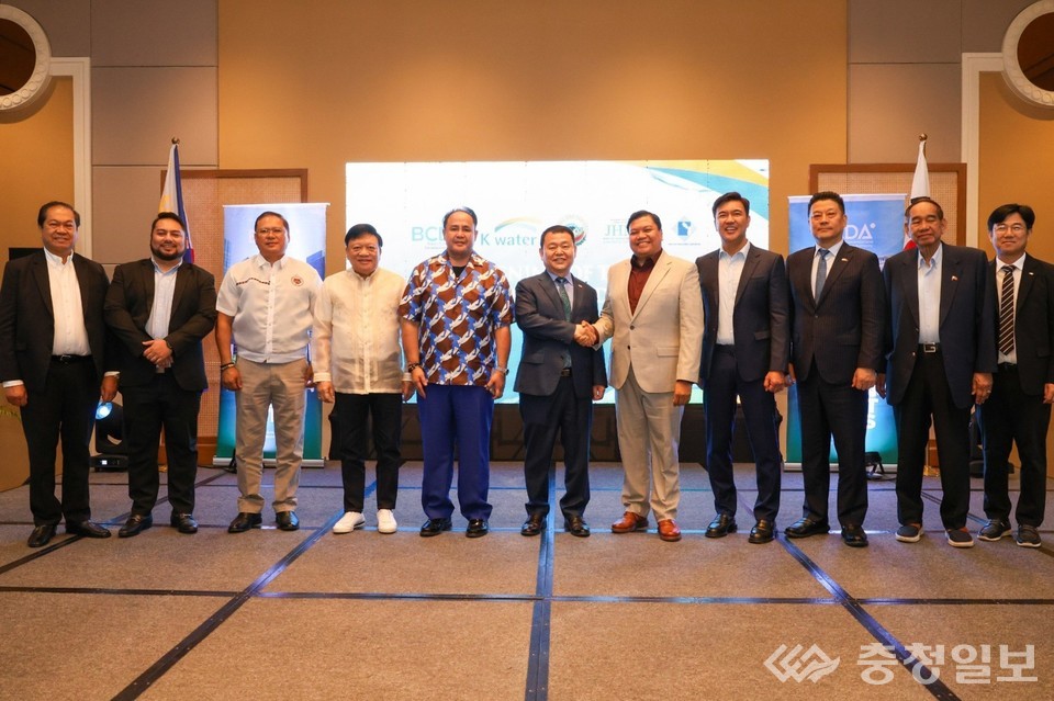 ▲ 22일 협약식 주요 참석자들. 사진 왼쪽 여섯 번째 윤석대 한국수자원공사 사장, 두 번째 만짓 싱 리안디(Manjit T. Singh Reand) 존헤이관리공사(JHMC) 사장, 네 번째 펠릭스 리카디오(Felix S. Racadio) 포로포인트관리공사(PPMC) 사장, 다섯 번째 데니스 피네다(Dennis Pineda) 팜팡가주 주지사, 일곱 번째 힐라리오 파르데스(Hilario B. Paredes) 기지전환개발청(BCDA) 이사회 의장, 여덟 번째 조슈아 빙캉(Joshua M. Bingcang) 기지전환개발청(BCDA) 청장