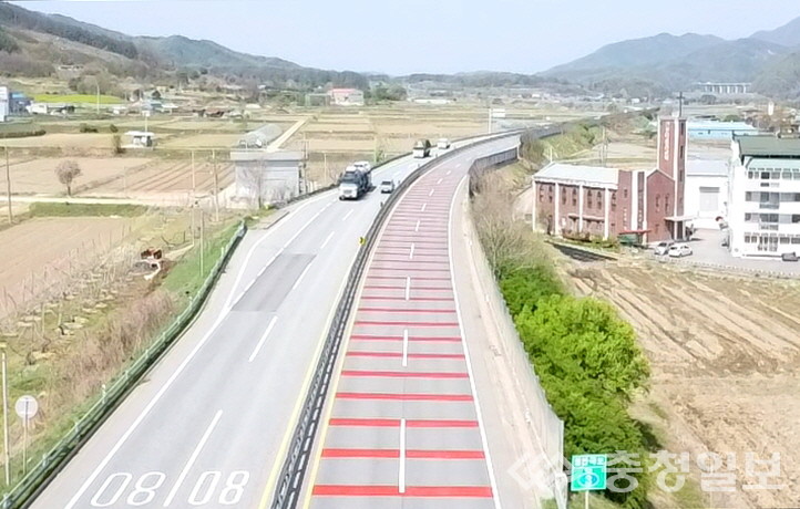 ▲ 미끄럼 방지 포장을 마친 국도 3호선 충주시 신니면 용원리 구간 도로 모습.