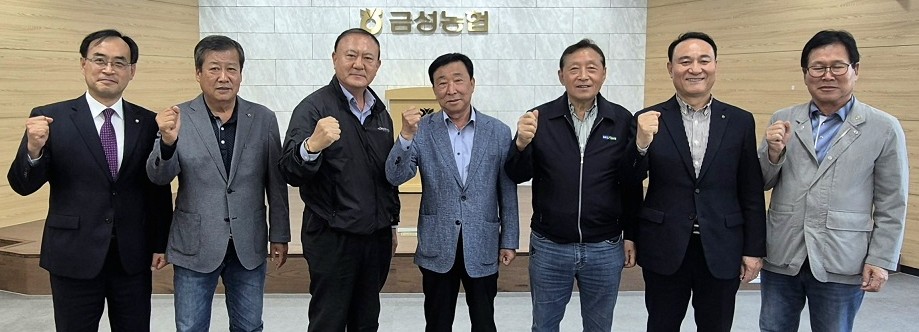 ▲ 김재선 농협제천시지부장(왼쪽부터), 류승인 남제천농협 조합장, 홍성주 봉양농협 조합장, 김성태 백운농협 조합장, 장운봉 금성농협 조합장, 박근수 제천농협 조합장, 유도식 제천단양축협 조합장이 도농상생 공동사업 활성화 업무협의회를 마치고 사진촬영을 하고 있다. 사진=농협제천시지부제공