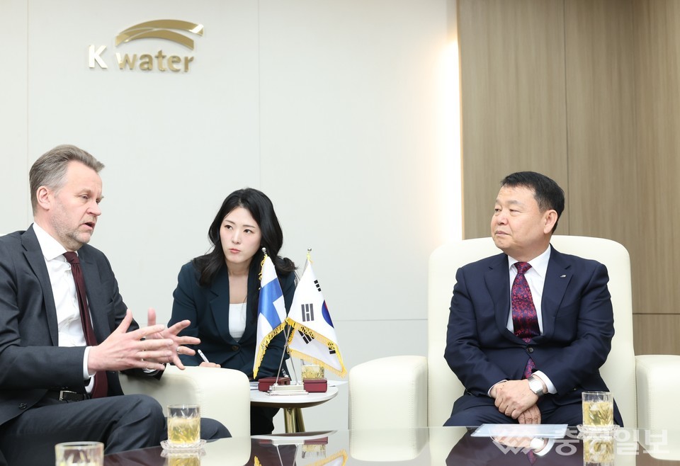 ▲ 윤석대 한국수자원공사 사장(사진 오른쪽)이 25일 경기도 과천 한강유역본부를 찾은 핀란드 안티 벤스카(Antti Vänskä) 우크라이나 재건 특사(사진 왼쪽)와 우크라이나 전후 재건사업에 대한 협력 방안을 논의하고 있다