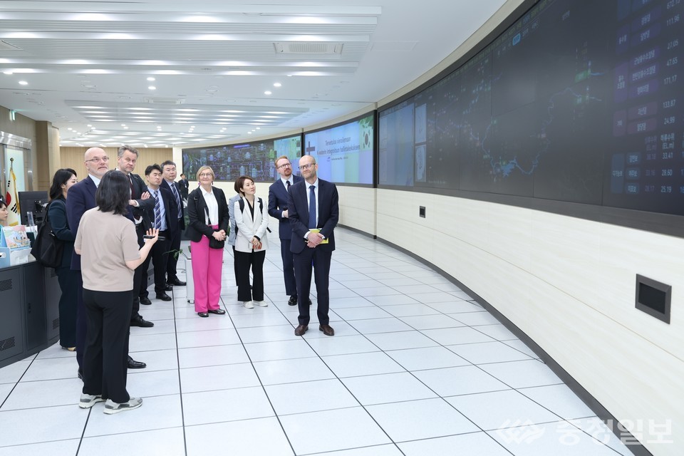 ▲ 핀란드 외교대표단이 25일 한강유역본부 물종합상황실을 방문하여 물관리 시스템을 견학하고 있다.