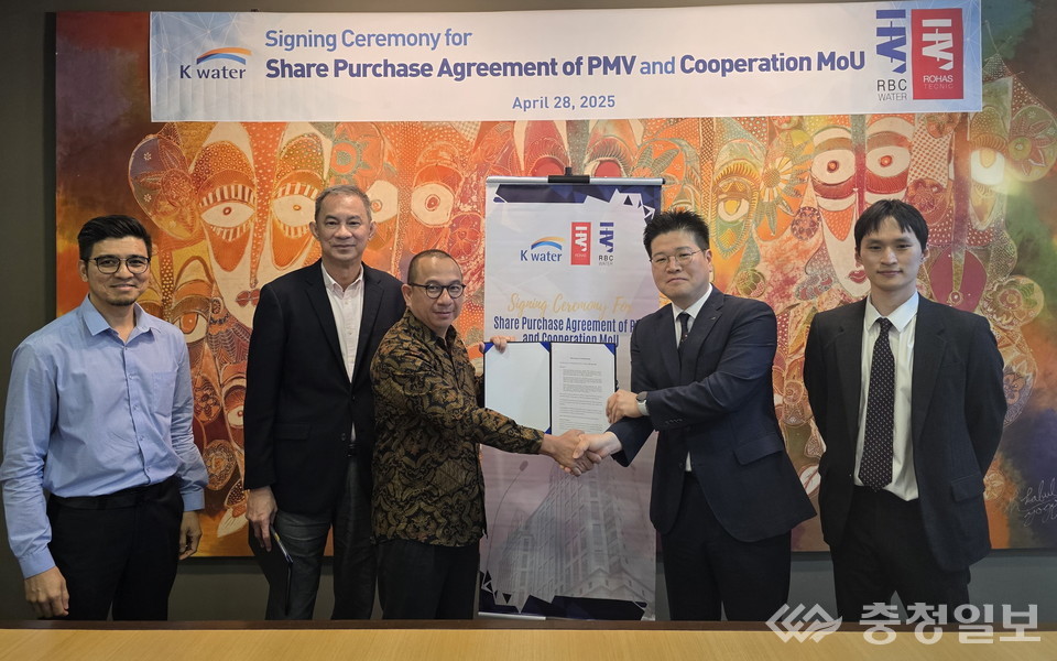 ▲ 28일, 말레이시아 쿠알라룸푸르에서 한국수자원공사 관계자(사진 중앙 오른쪽)가 알비씨 워터(RBC Water) 관계자와 베트남 물기업 ‘푸미빈’ 지분인수 계약을 체결하고 있다