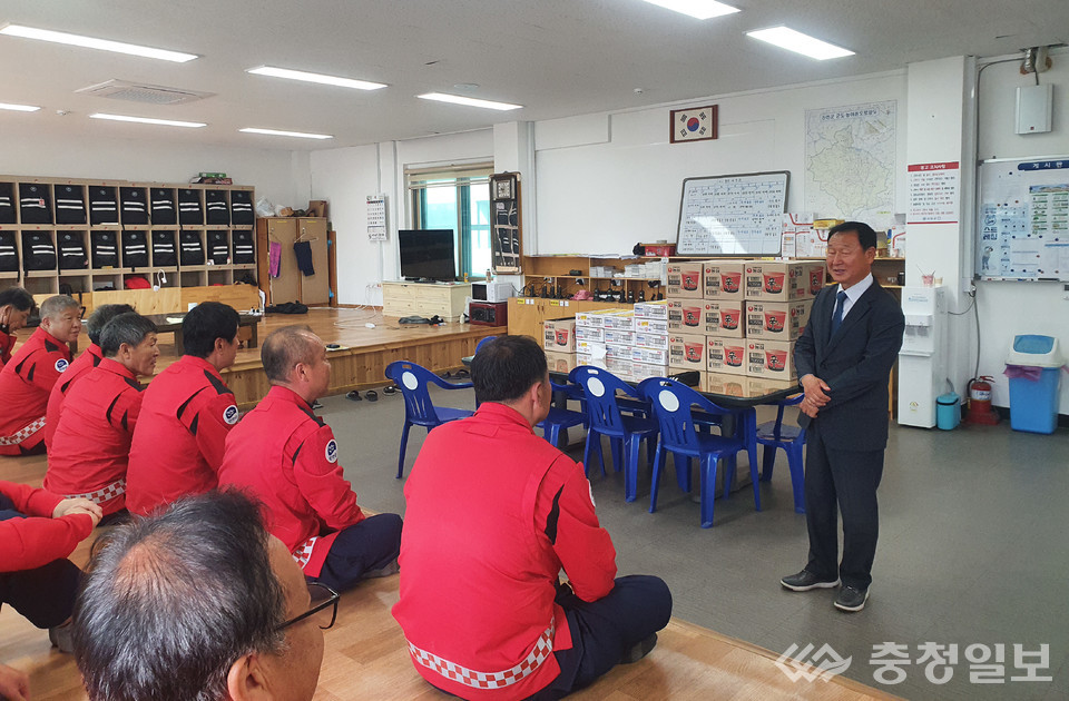▲ 이양호 진천군 산림조합장(오른쪽)이 30일 충북 진천군 산불진화대를 방문해 격려품을 전달한 뒤 대원들과 대화를 나누고 있다.